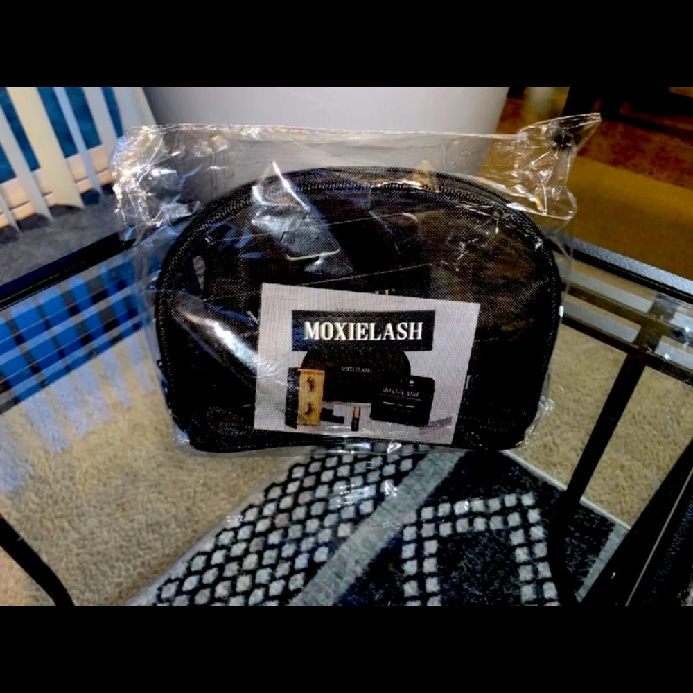 SOLD!! Moxie lash kit